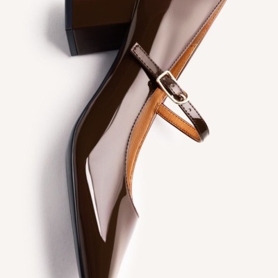 Sapato de salto médio em verniz castanho com tira e fivela
