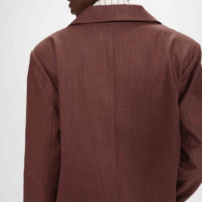 Casaco castanho comprido visto de costas com colarinho largo