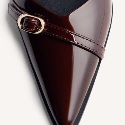 Sapato feminino de verniz castanho com bico fino e fivela dourada