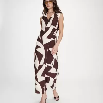 Vestido comprido castanho e creme com padrão abstrato e laço na cintura