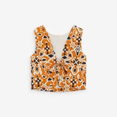 Top sem mangas com padrão floral em tons de laranja, branco e preto com laço