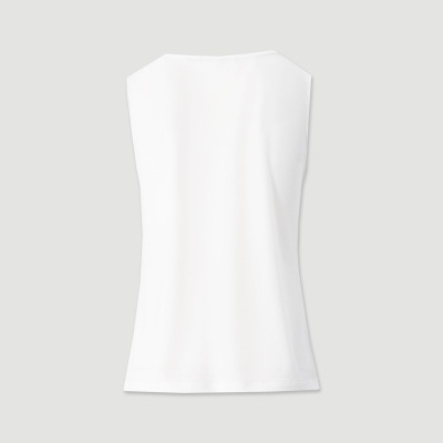 Camisola branca sem mangas em fundo cinzento claro