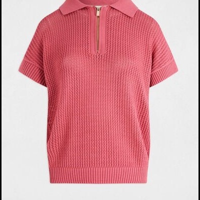 Camisa de malha rosa com gola polo e fecho de correr