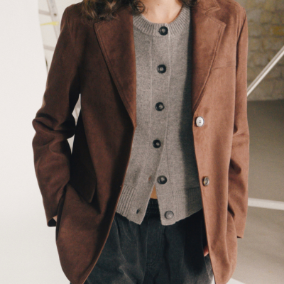 Blazer castanho com cardigan cinzento e calças pretas