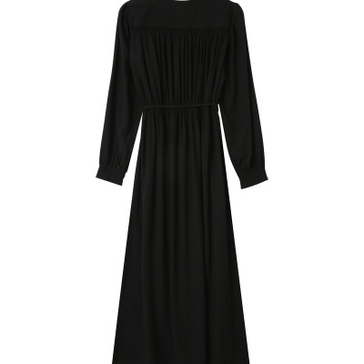 Vestido preto comprido de manga comprida com cintura franzida