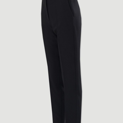 Calças pretas compridas femininas com bolsos e fendas