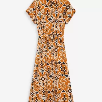 Vestido feminino laranja com padrão geométrico e floral, botões frontais e cinto