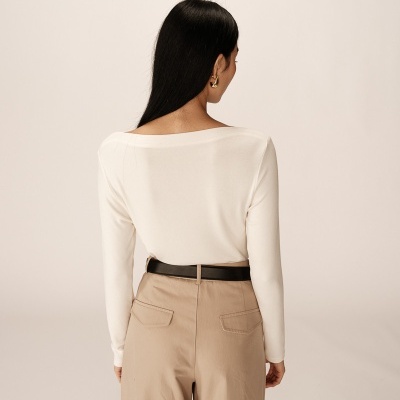 Mulher de costas com roupa casual e cinto preto