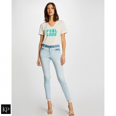 Mulher com T-shirt branca 'FEEL LOVE' e jeans claros