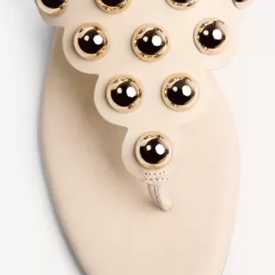 Sapatilha branca de dedo com tachas douradas