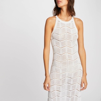 Vestido comprido branco de malha com padrão geométrico e alças largas