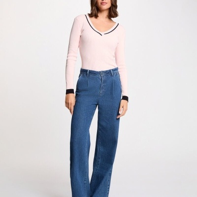 Mulher com camisola rosa e calças de ganga azuis