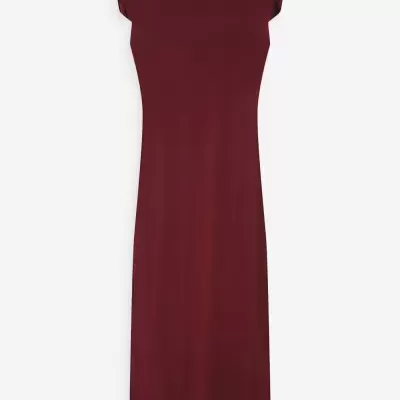 Vestido comprido bordô de mulher com decote quadrado