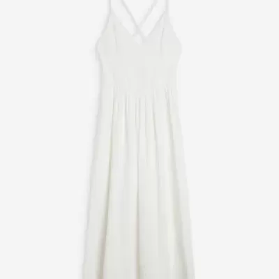 Vestido comprido branco com alças finas e padrão de ilhós