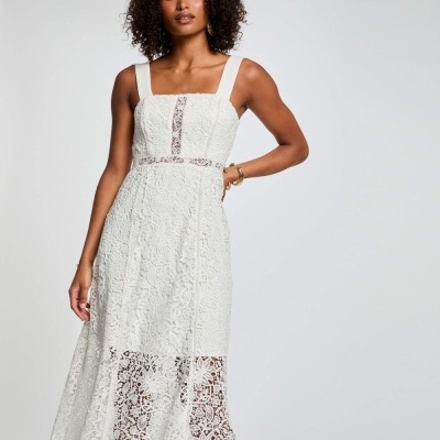 Vestido branco em renda com alças largas e detalhes transparentes
