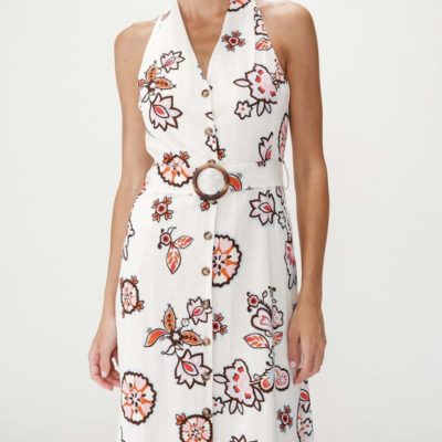 Vestido branco com padrão floral e cinto com fivela