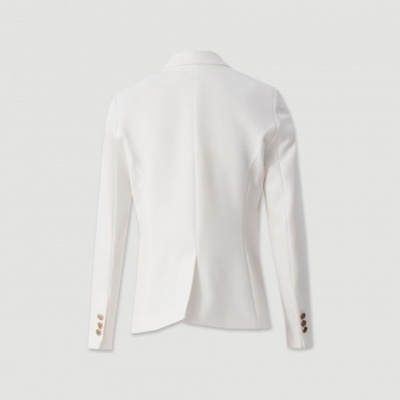 Blazer feminino branco visto de costas com botões nos punhos