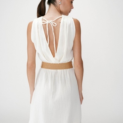 Vestido branco com cordão amarrado nas costas e cinto bege