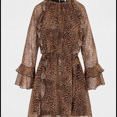 Vestido curto padrão animal print castanho e preto com folhos nas mangas