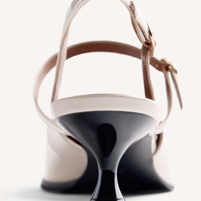 Sandália feminina bege e preta com salto médio vista de trás