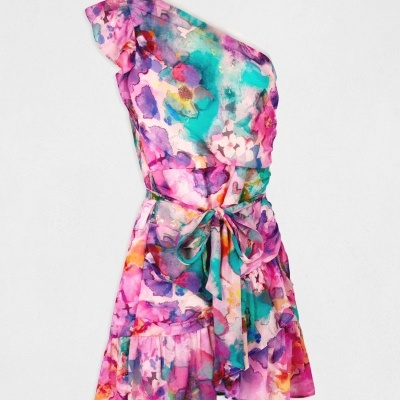 Vestido colorido floral curto de um ombro só com cinto e manga curta
