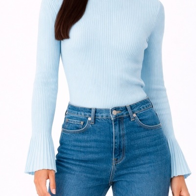 Camisola azul clara de malha canelada com mangas evasê e jeans azul