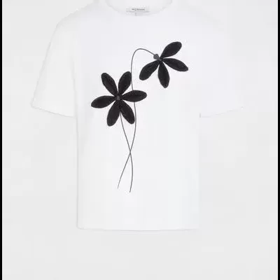 T-shirt branca com flores pretas estilizadas.