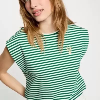 T-shirt feminina verde e branca com riscas horizontais e bordado de lagostim amarelo