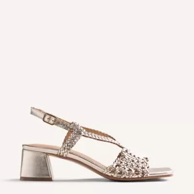 Sandália dourada com salto médio e tiras entrelaçadas