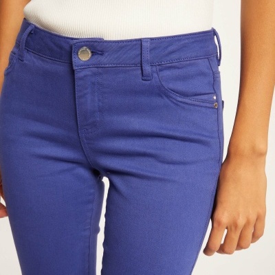 Calças justas azuis e top branco