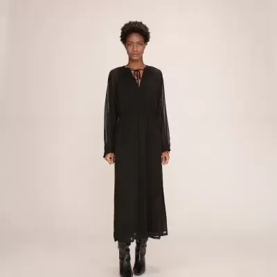 Vestido comprido preto com mangas translúcidas e laço no decote