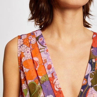 Vestido floral colorido com decote em V profundo