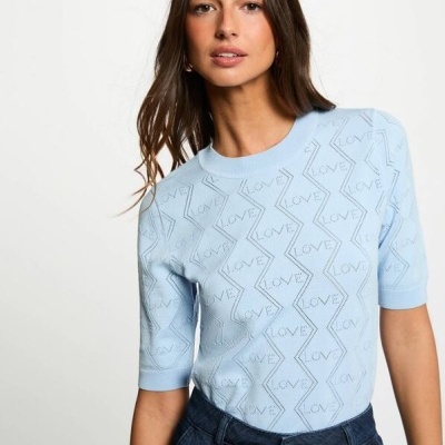 Camisola azul clara com padrão LOVE e calças pretas