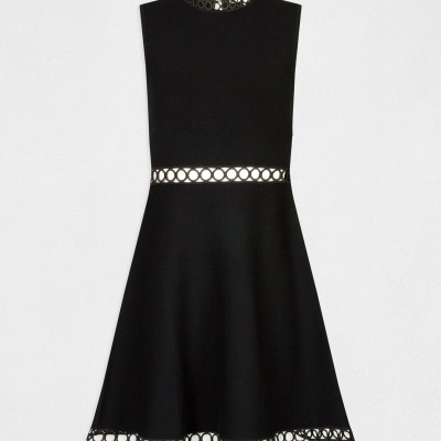 Vestido preto com detalhes vazados na gola, cintura e barra