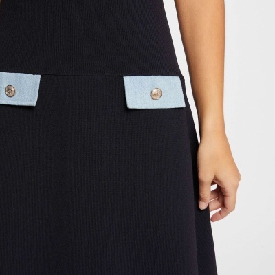 Vestido preto de malha com abas azuis claras e botões prateados