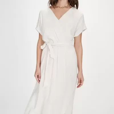 Vestido longo branco com cinto na cintura e decote em V