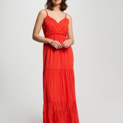 Vestido longo vermelho com renda e alças finas