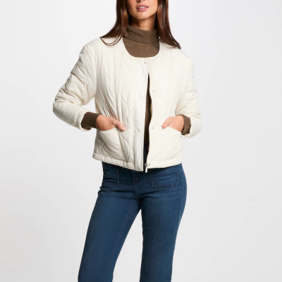 Casaco curto acolchoado branco com fecho de correr e bolsos laterais