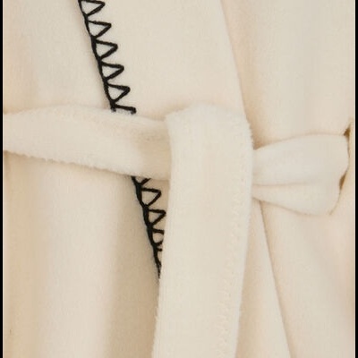 Roupão bege com cinto e costura preta decorativa