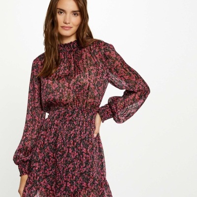 Vestido curto feminino floral vermelho e preto com mangas bufantes e gola alta