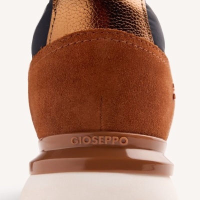 Sapatilha castanha GIOSEPPO vista de trás com sola branca e preta
