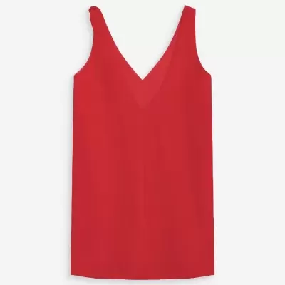 Vestido vermelho com decote em V e alças largas em fundo branco