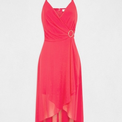 Vestido cor-de-rosa feminino com alças finas e saia assimétrica