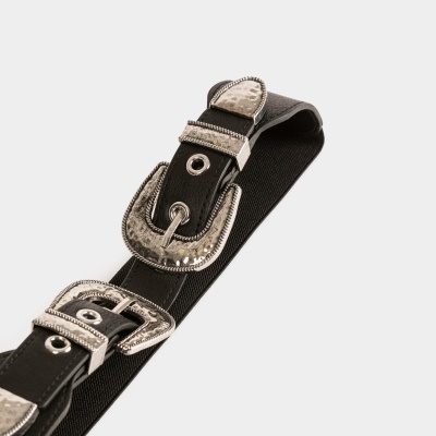 Cinto preto com fivelas metálicas prateadas às marteladas