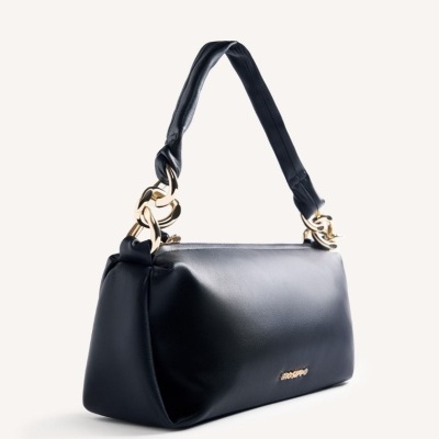 Bolsa de ombro preta em pele sintética com alça de corrente dourada e logótipo Stradivarius