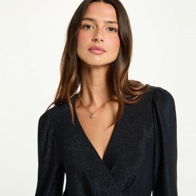 Blusa feminina preta com brilho e decote em V