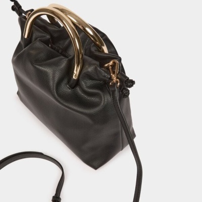 Mala preta de mão com pegadores dourados e correia destacável