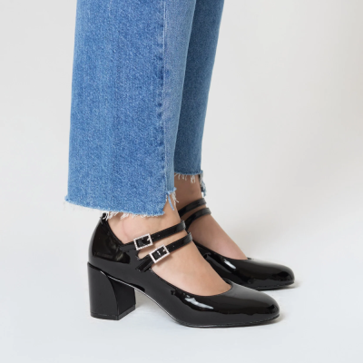 Sapatos pretos de salto alto em verniz com tiras duplas em fundo branco