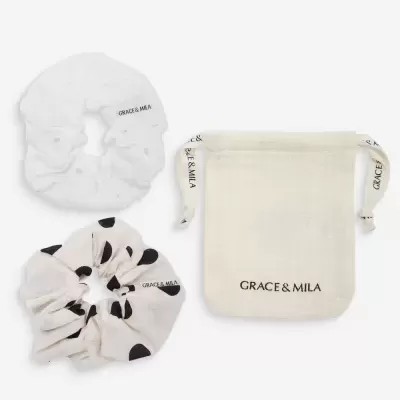 Dois scrunchies e um saco de tecido com etiqueta GRACE & MILA