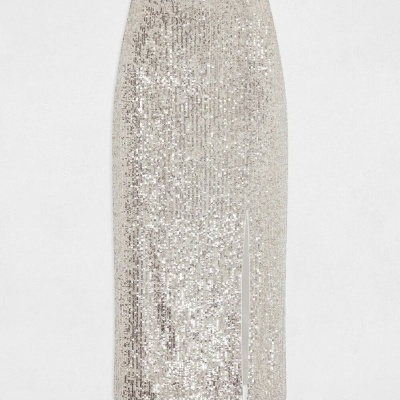 Saia midi branca com lantejoulas prateadas e fenda frontal